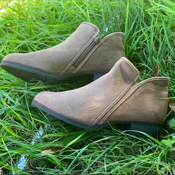 Women's Time and Tru Bootie Ankle Brown Boot New - Picture 3 of 11